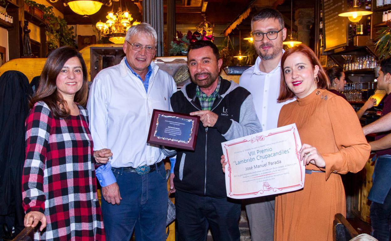 José Manuel Parada recibe el premio 'Lambrión Chupacandiles'.