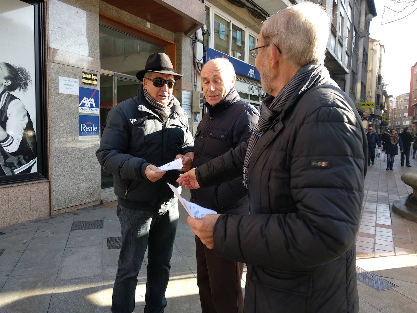 Fotos: Campaña del PRB en Ponferrada en apoyo a la manifestación del 7 de enero contra la subida del agua y la tasa de basura