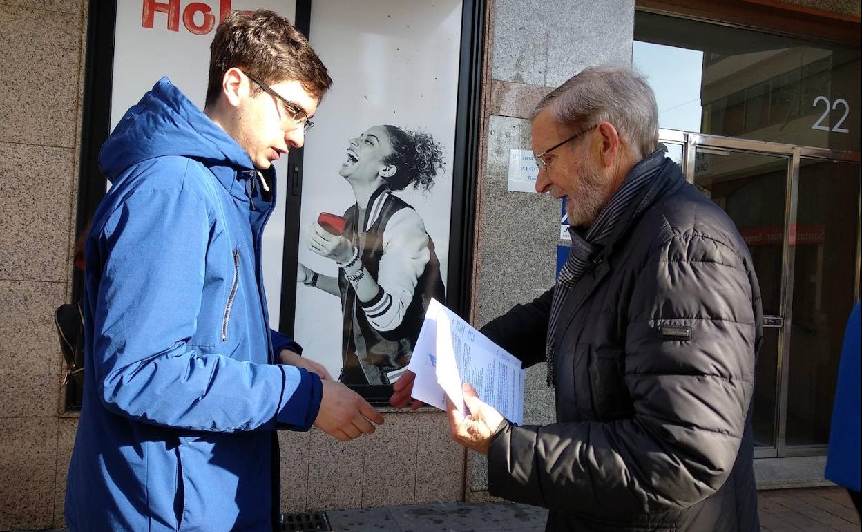 El portavoz municipal del PRB, Tarsicio Carballo, en la campaña informativa desarrollada este martes en la plaza de Lazúrtegui.