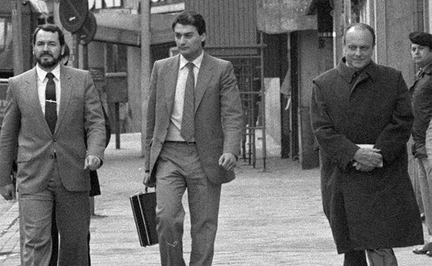 Manuel Fraga (d), presidente de Alianza Popular, y su guardaespaldas, Rodolfo Eduardo Almirón (i), a la salida del Congreso de los Diputados. 