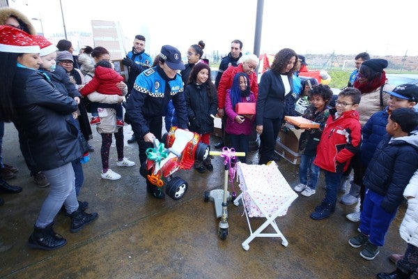 Fotos: Entrega de juguetes recogidos por la Policía Municipal de Ponferrada