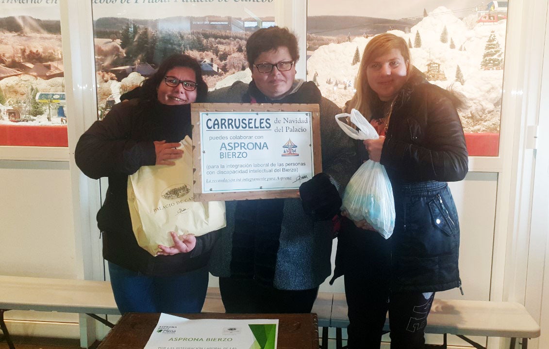 Josefina, Beatriz y Verónica, con la recaudación de los 'Carruseles del Palacio de Canedo'.
