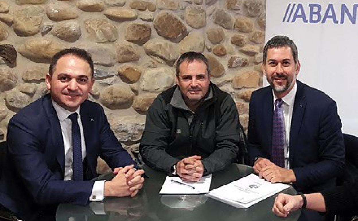 De izquierda a derecha, el coordinador de Abanca Agro, Alfonso García, el presidente de la Asociación Berciana de Agricultores, José Ángel Bodelón, y el director de zona de Abanca en León provincia, Pedro Vidal.