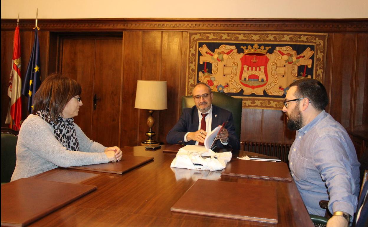 El alcalde de Ponferrada, Olegario Ramón, en la reunión mantenida con los representantes de la ARMH.