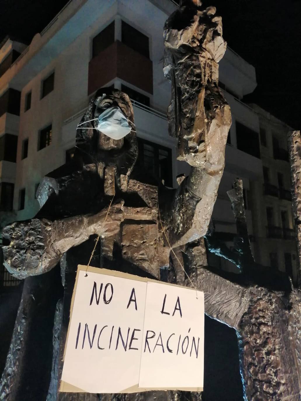 Fotos: Rebelión por el Clima Bierzo reclama «aire limpio» colocando mascarillas en estatuas de Ponferrada