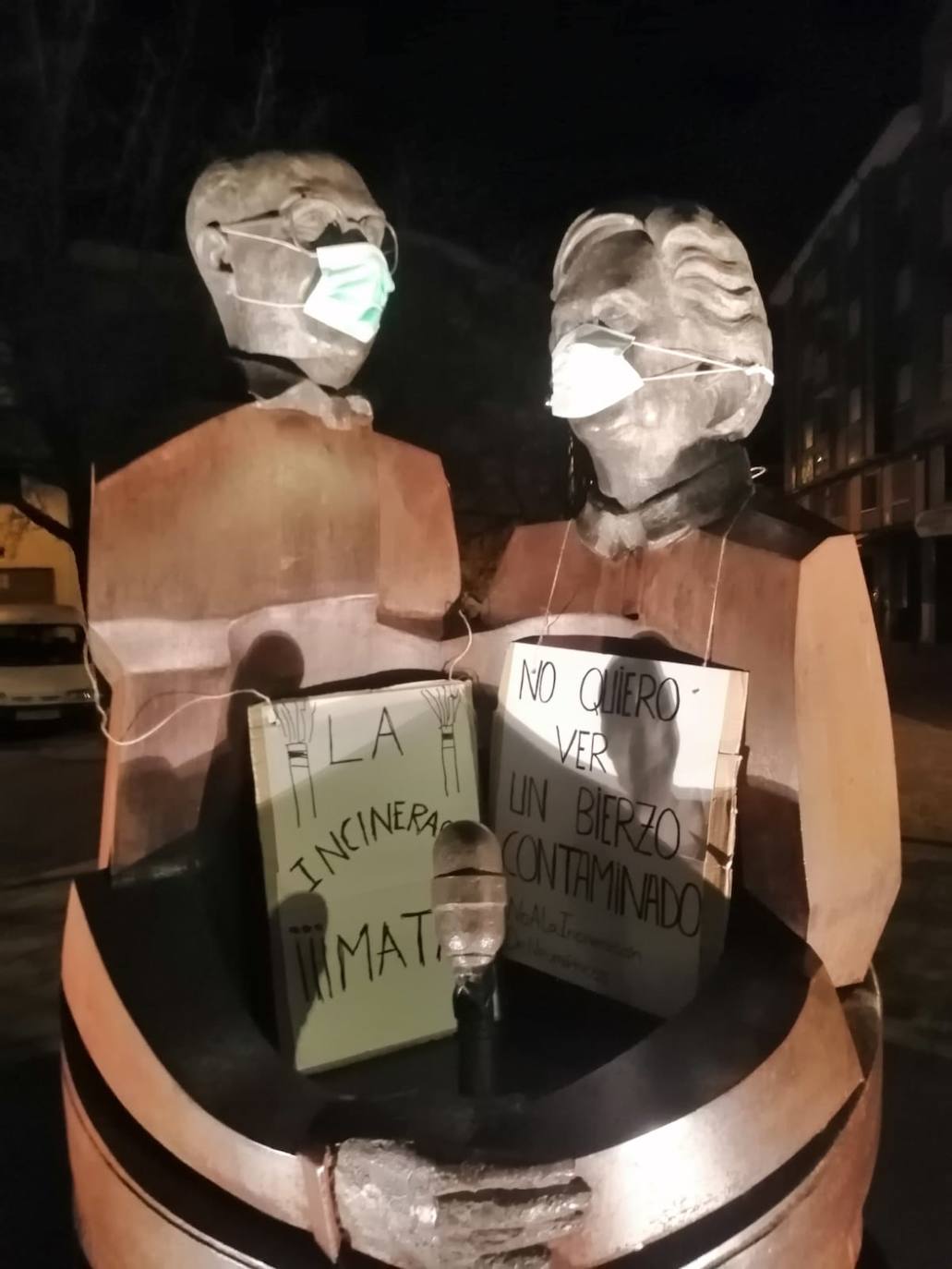 Fotos: Rebelión por el Clima Bierzo reclama «aire limpio» colocando mascarillas en estatuas de Ponferrada