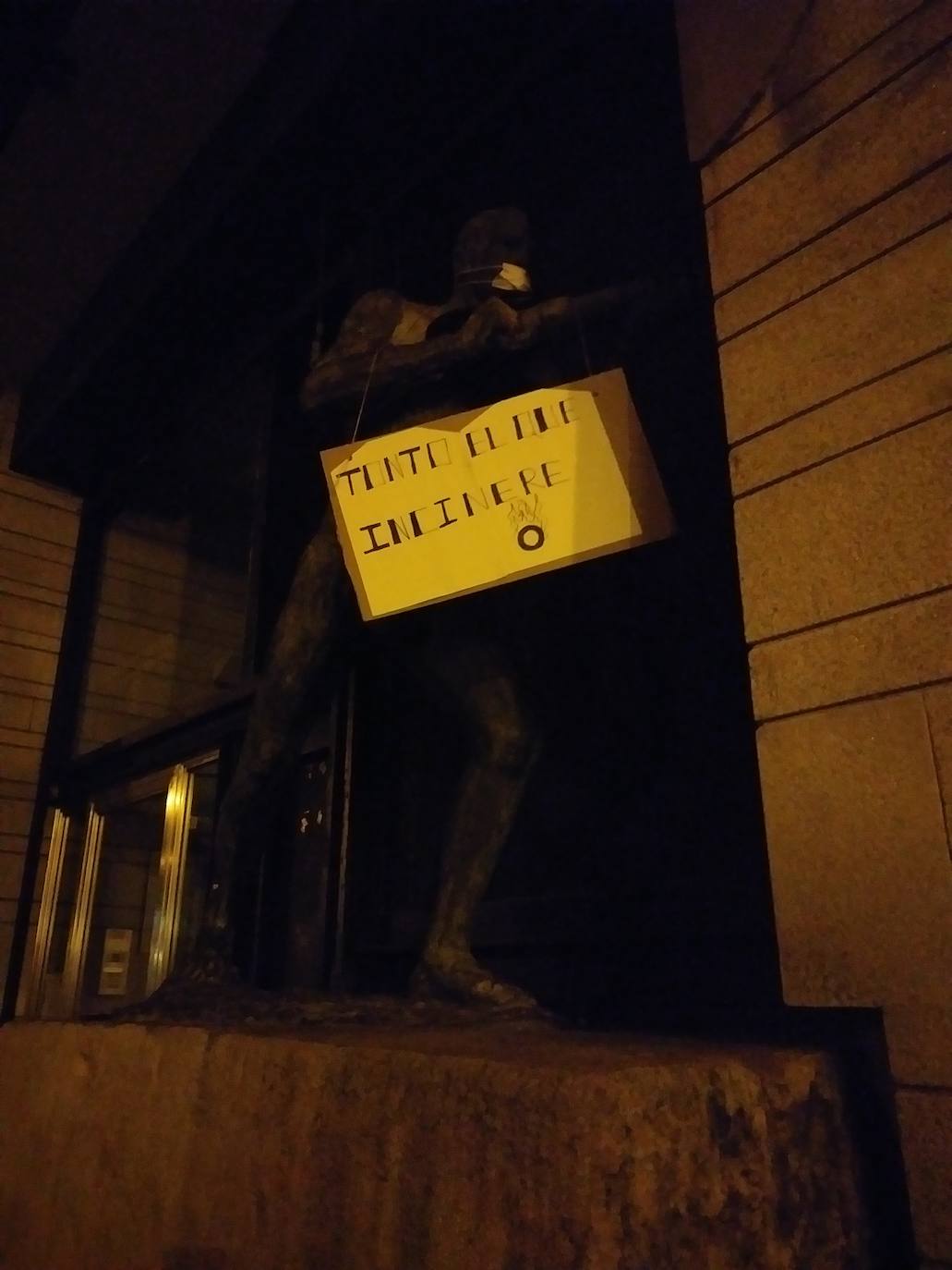 Fotos: Rebelión por el Clima Bierzo reclama «aire limpio» colocando mascarillas en estatuas de Ponferrada