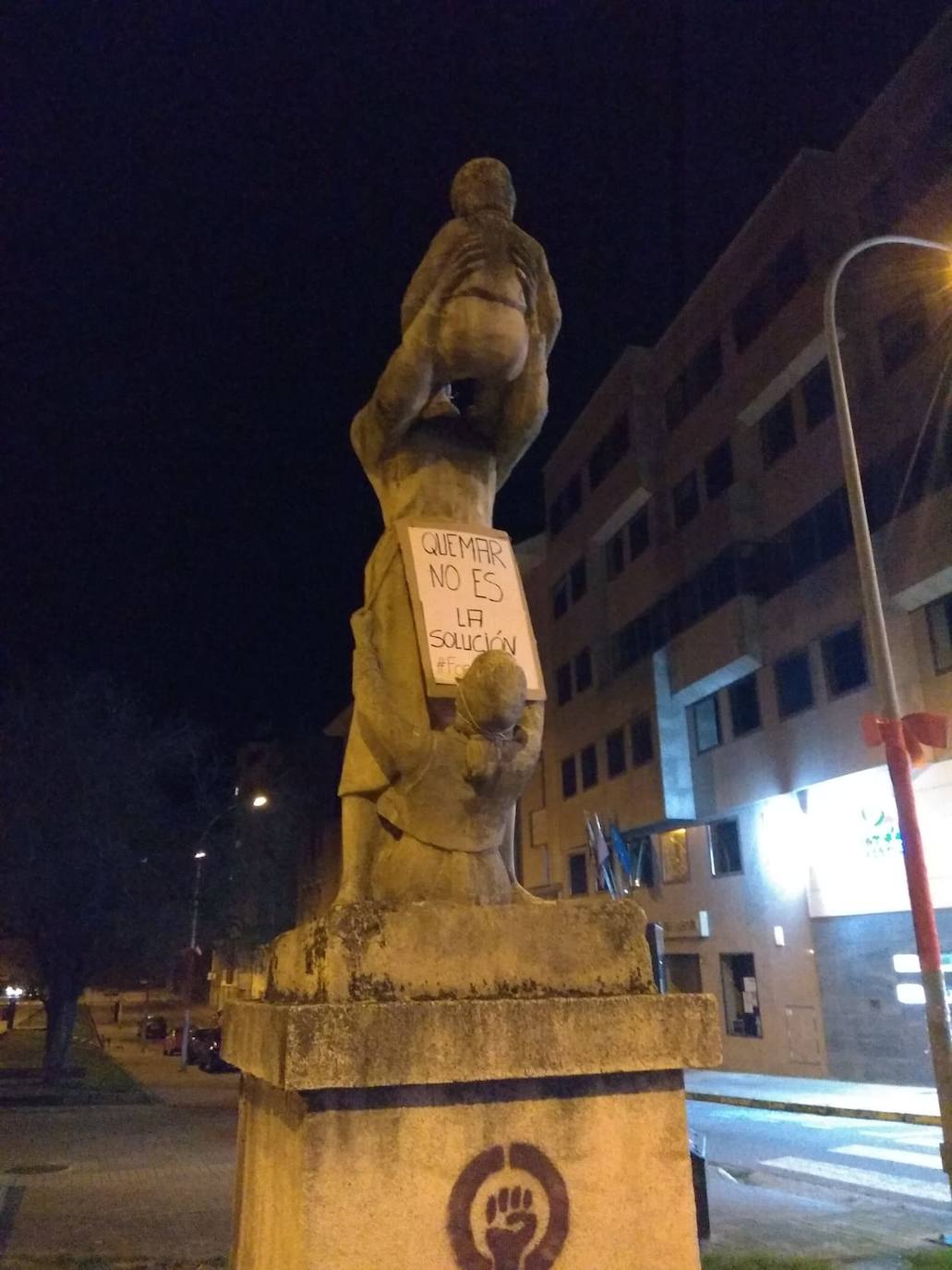 Fotos: Rebelión por el Clima Bierzo reclama «aire limpio» colocando mascarillas en estatuas de Ponferrada