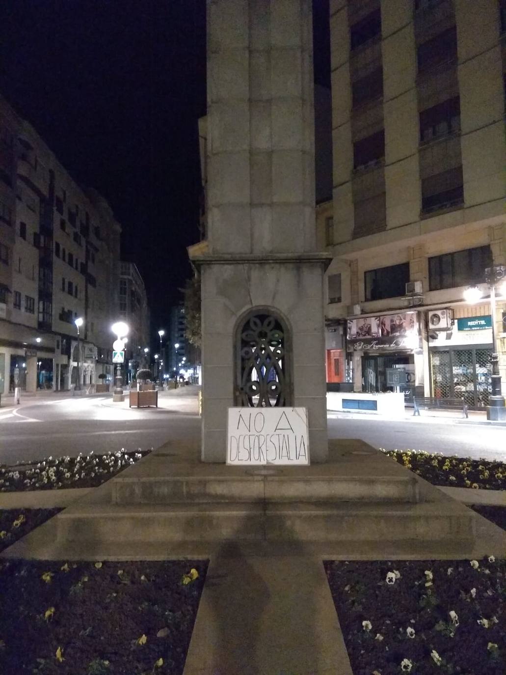 Fotos: Rebelión por el Clima Bierzo reclama «aire limpio» colocando mascarillas en estatuas de Ponferrada