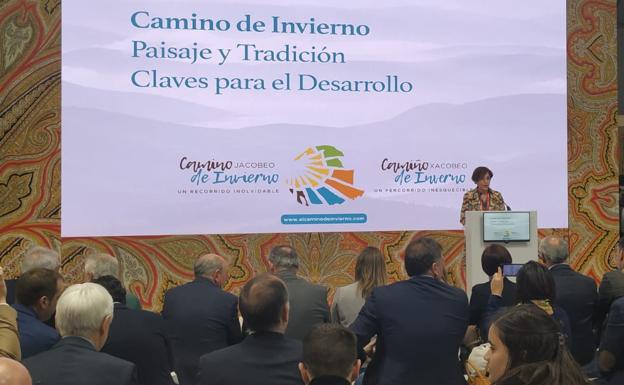 La presidenta de la Asociación de Municipios del Camino de Invierno a Santiago, Concepción de Vega, en la presentación.
