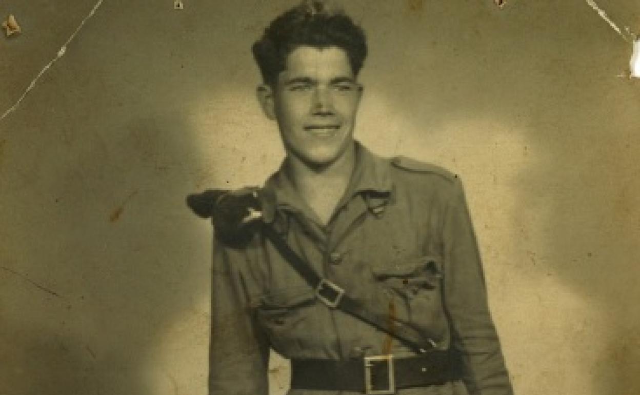 Eladio Bello con el uniforme de soldado.