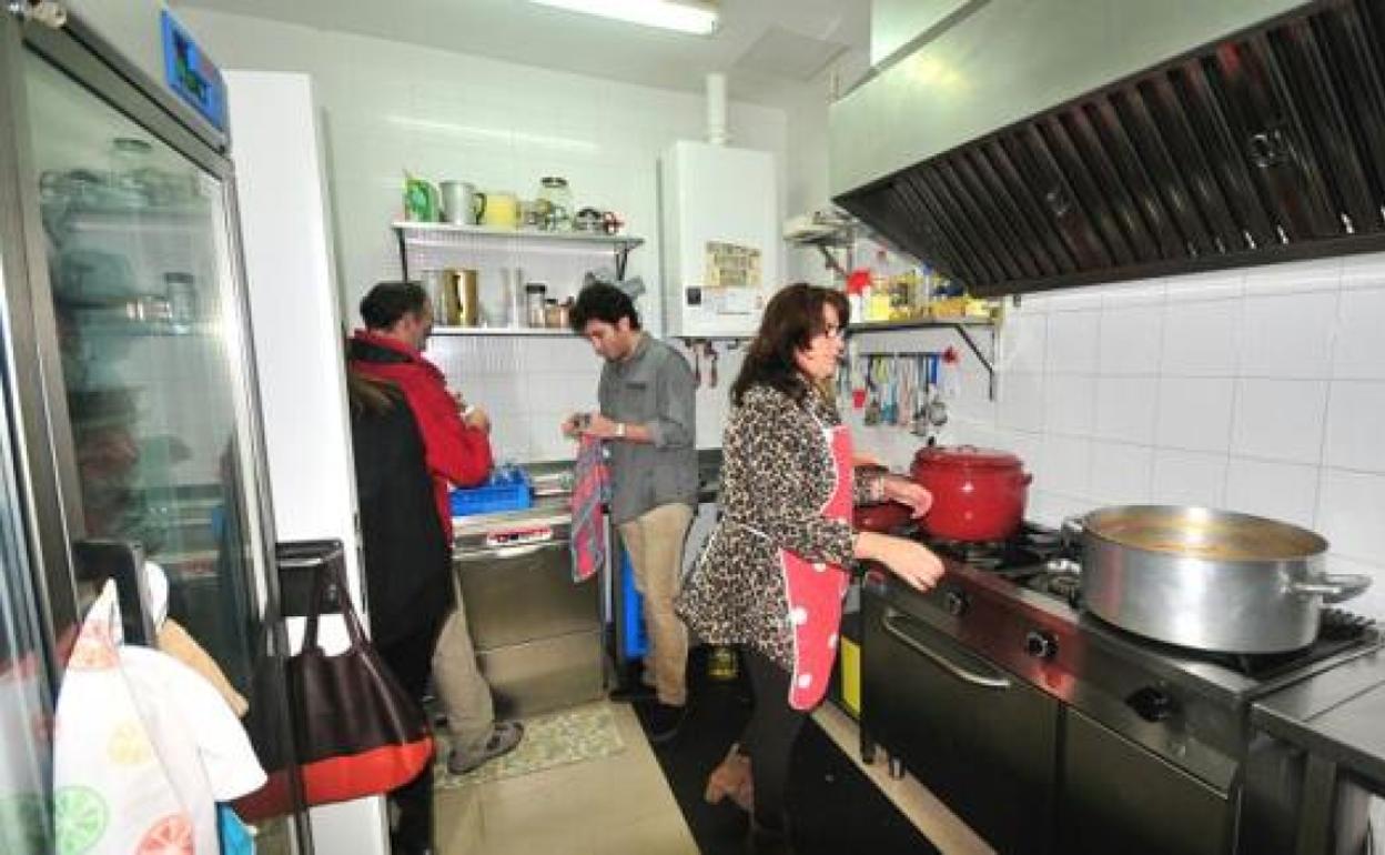 Imagen de archivo de varios voluntarios trabajando en la cocina del Hogar del Transeúnte de Ponferrada.
