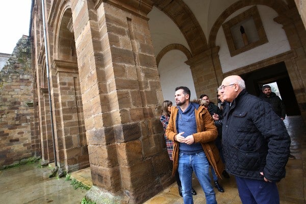 Fotos: Tudanca visita el monasterio de San Andrés en Vega de Espinareda