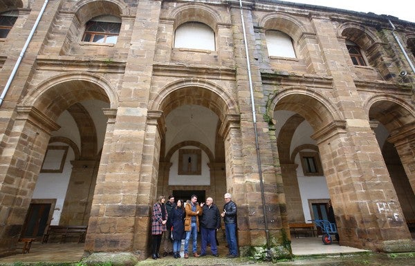 Fotos: Tudanca visita el monasterio de San Andrés en Vega de Espinareda