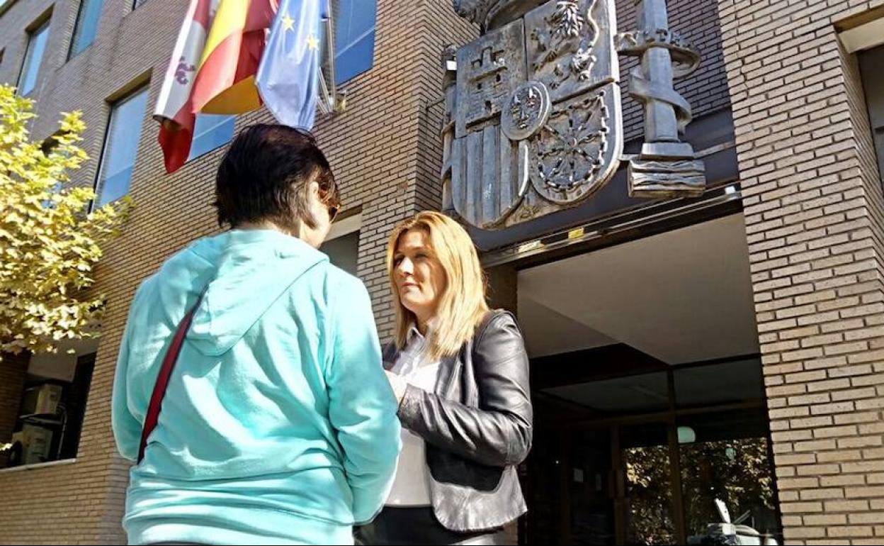 Vanesa, junto a la que fuera su letrada, Emilia Esteban.