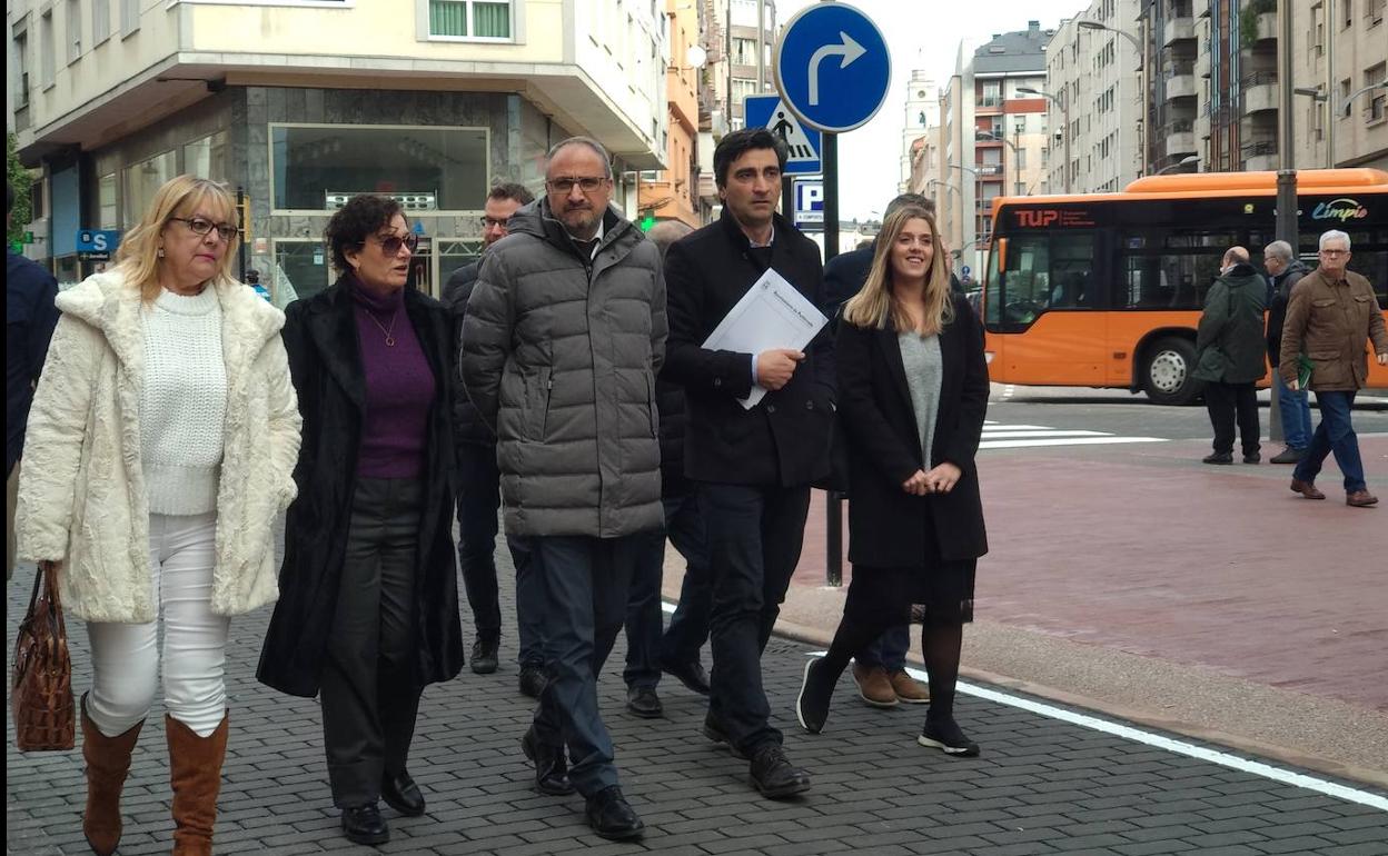 El alcalde de Ponferrada, Olegario Ramón (C), durante la puesta en servicio de la calle Gómez Núñez.