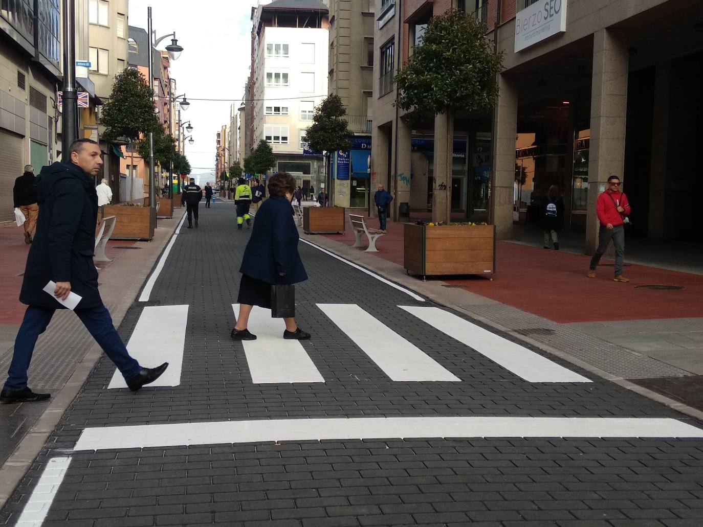 Fotos: Ponferrada abre al tráfico la calle Gómez Núñez tras las obras de remodelación