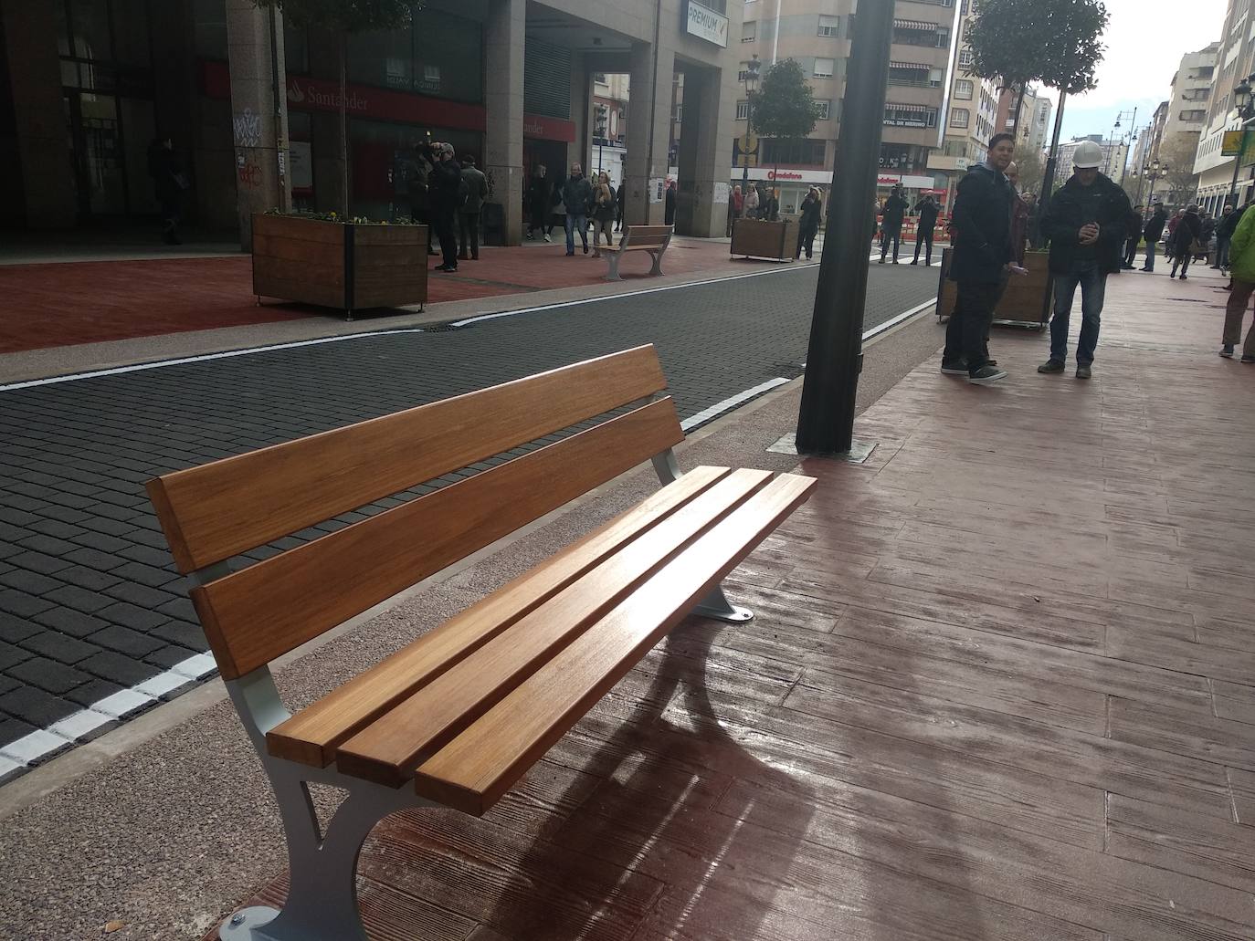 Fotos: Ponferrada abre al tráfico la calle Gómez Núñez tras las obras de remodelación