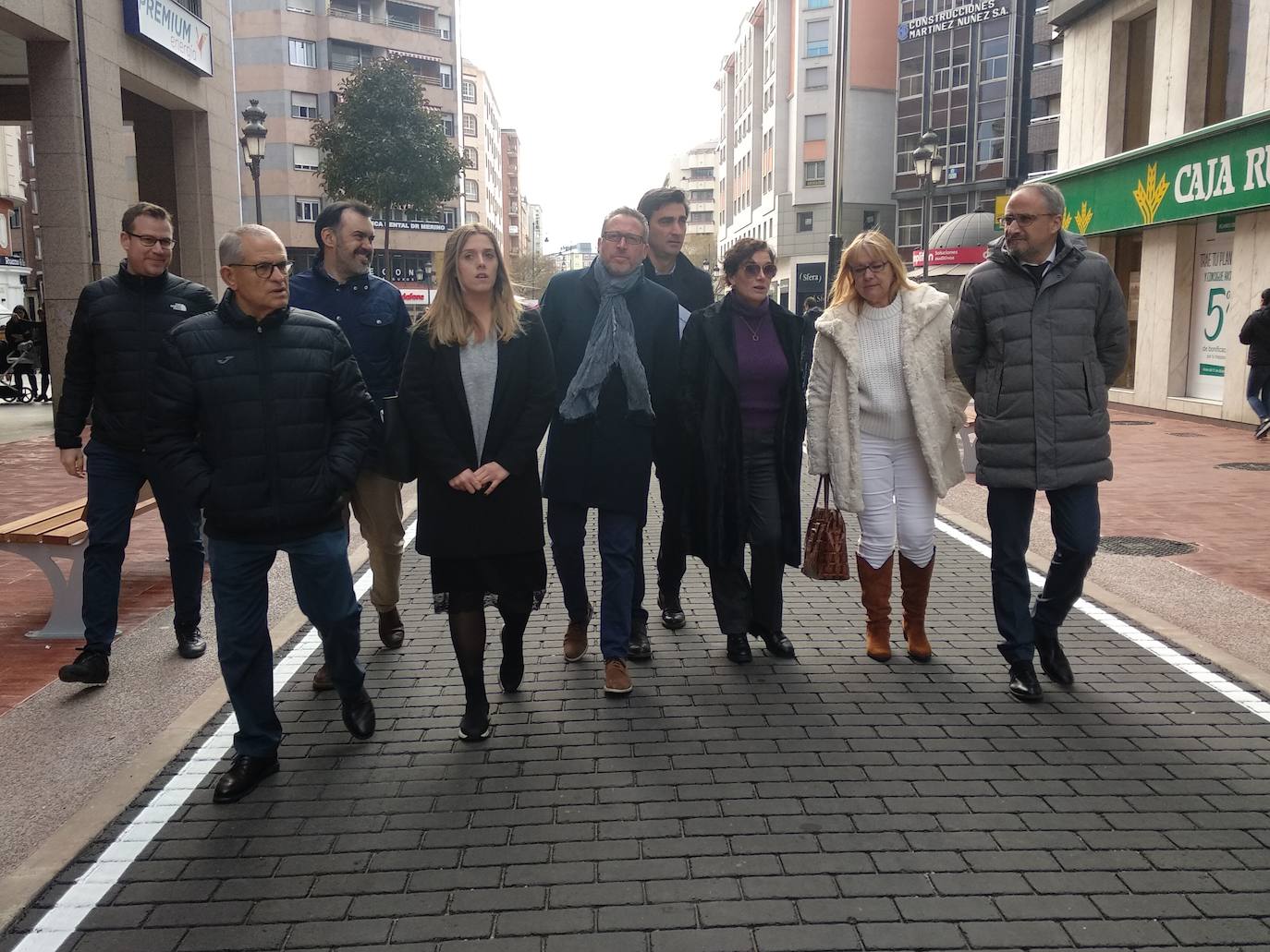 Fotos: Ponferrada abre al tráfico la calle Gómez Núñez tras las obras de remodelación