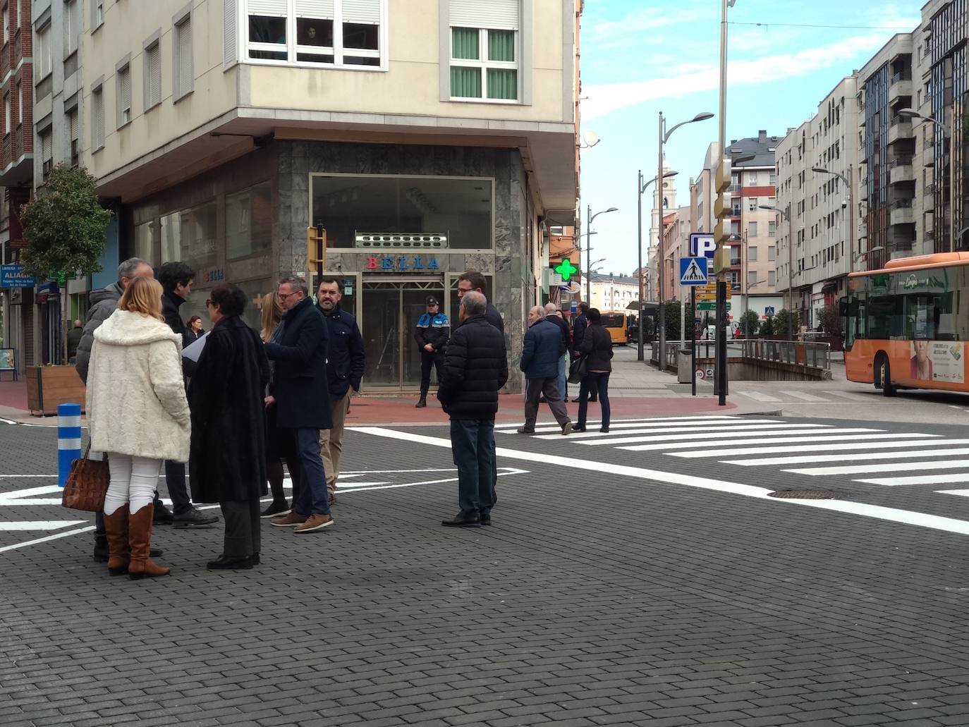 Fotos: Ponferrada abre al tráfico la calle Gómez Núñez tras las obras de remodelación