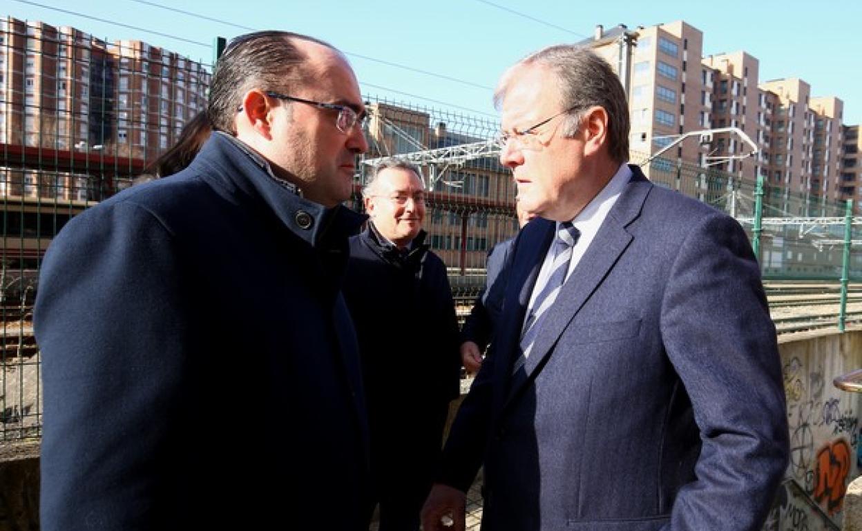 El portavoz del PP en León, Antonio Silván (D), junto a su homólogo en Ponferrada, Marco Morala (I), durante su comparecencia.