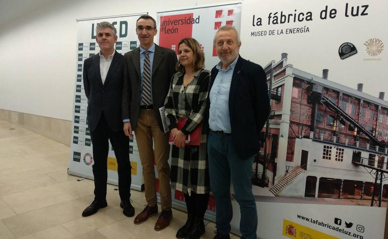 El director general de la Ciuden, Arsenio Terrón, (I), la directora del Museo de la Energía, Yasodhara López, el vicerrector del Campus del Bierzo, José Ramón Rodríguez, y el director del centro asociado de la Uned de Ponferrada, Jorge Vega, en la inauguración del congreso.