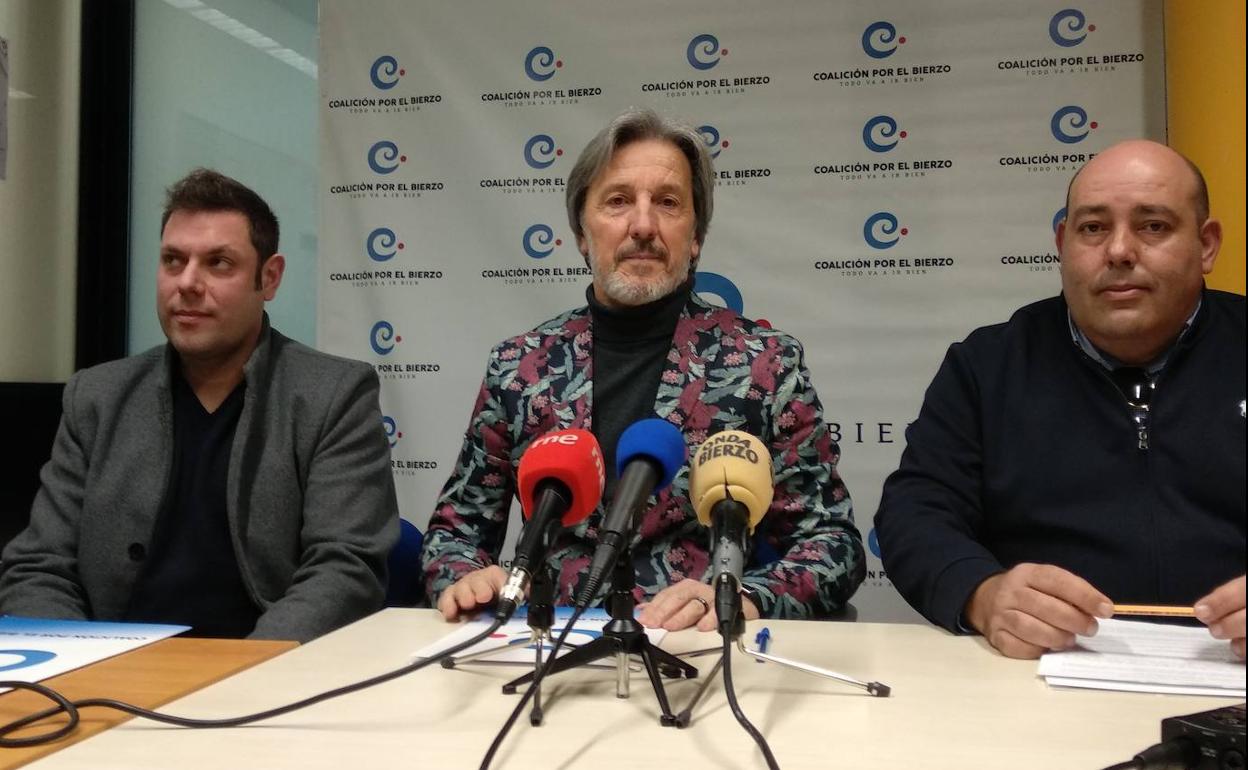 El portavoz municipal de CB, Pedro Muñoz (C), durante su comparecencia.