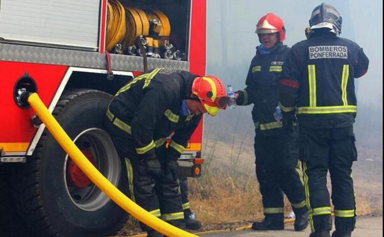 Bomberos de Ponferrada durante la extinción de un incendio.