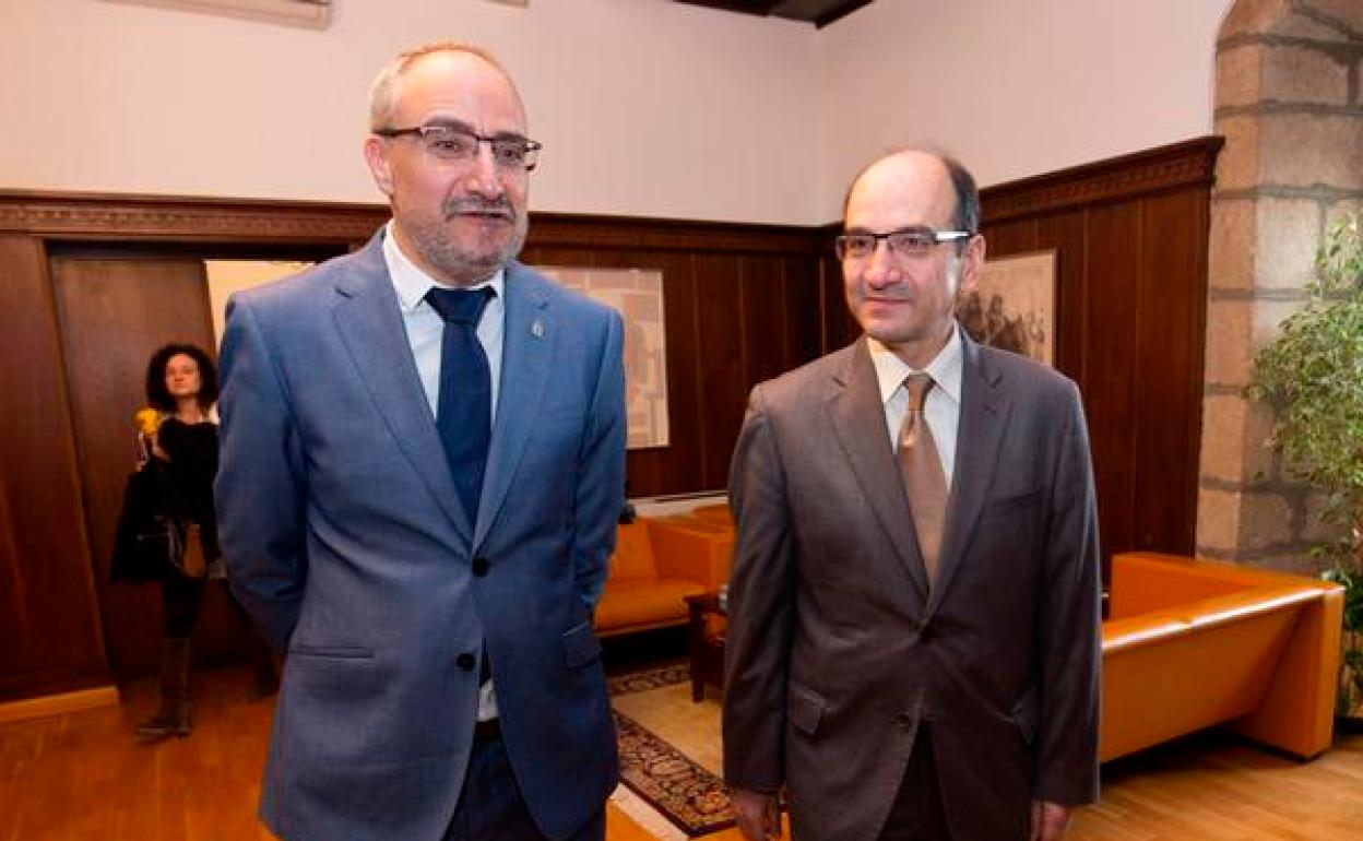 El alcalde de Ponferrada, Olegario Ramón, junto al candidato a rector de la ULE, Juan José Fernández.