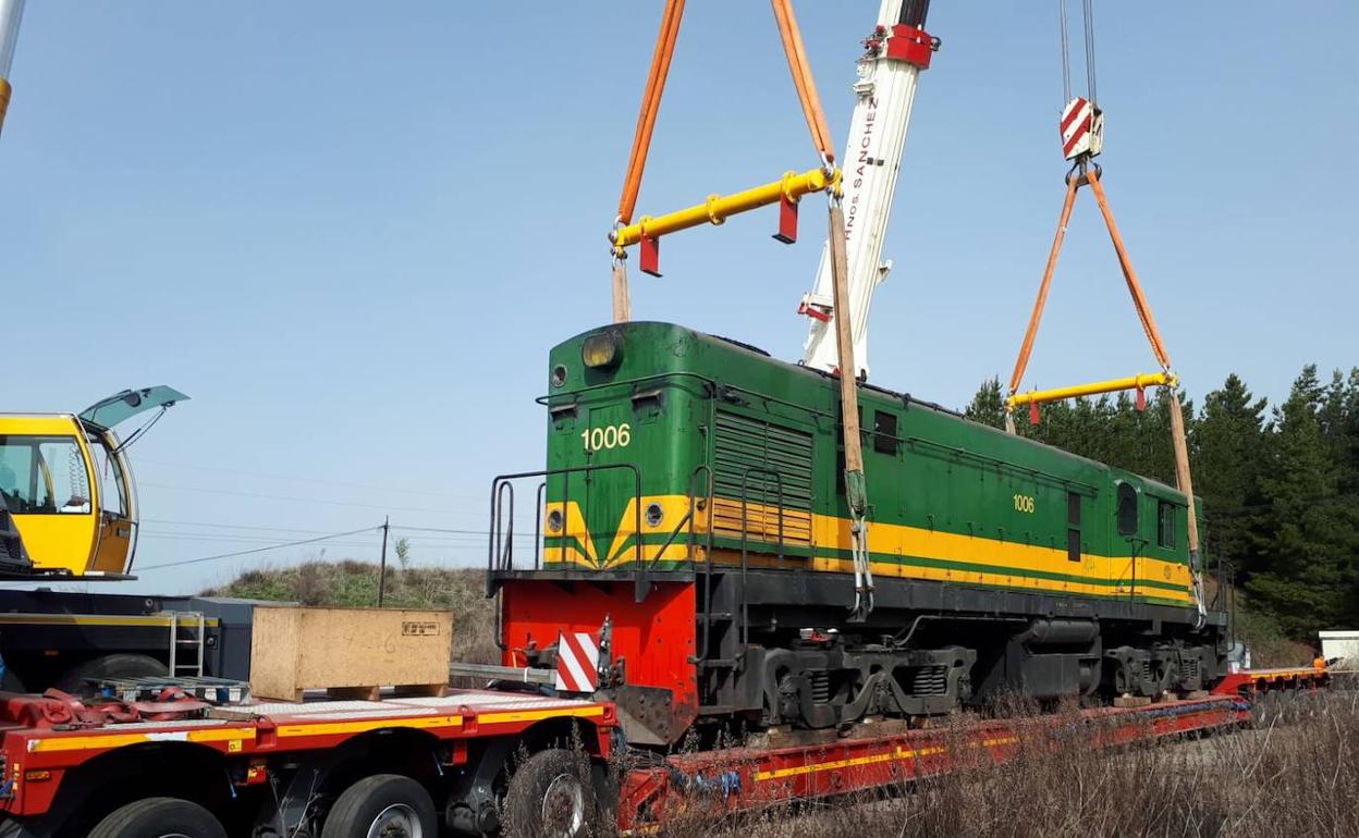 Imagen del traslado de la locomotora 1006.