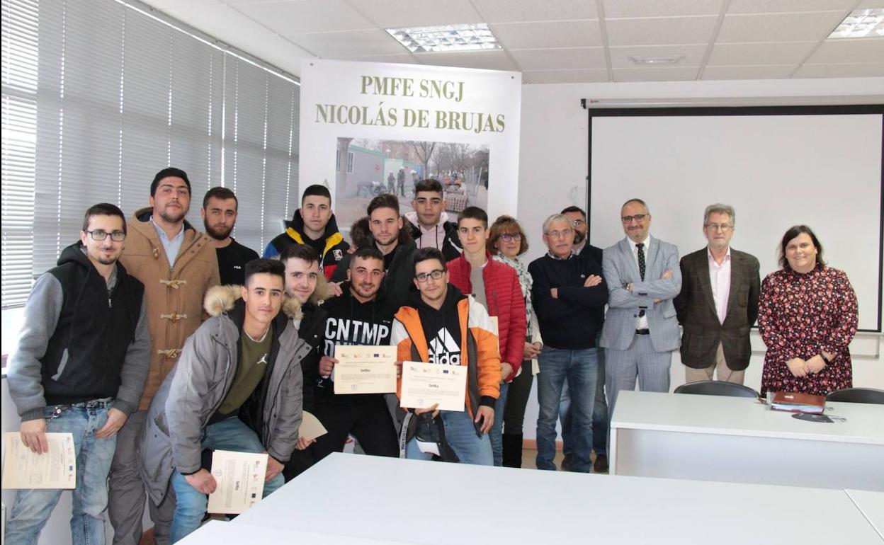 El alcalde de Ponferrada y el gerente provincial del Ecyl en la entrega de diplomas a los alumnos del programa 'Nicolás de Brujas'.