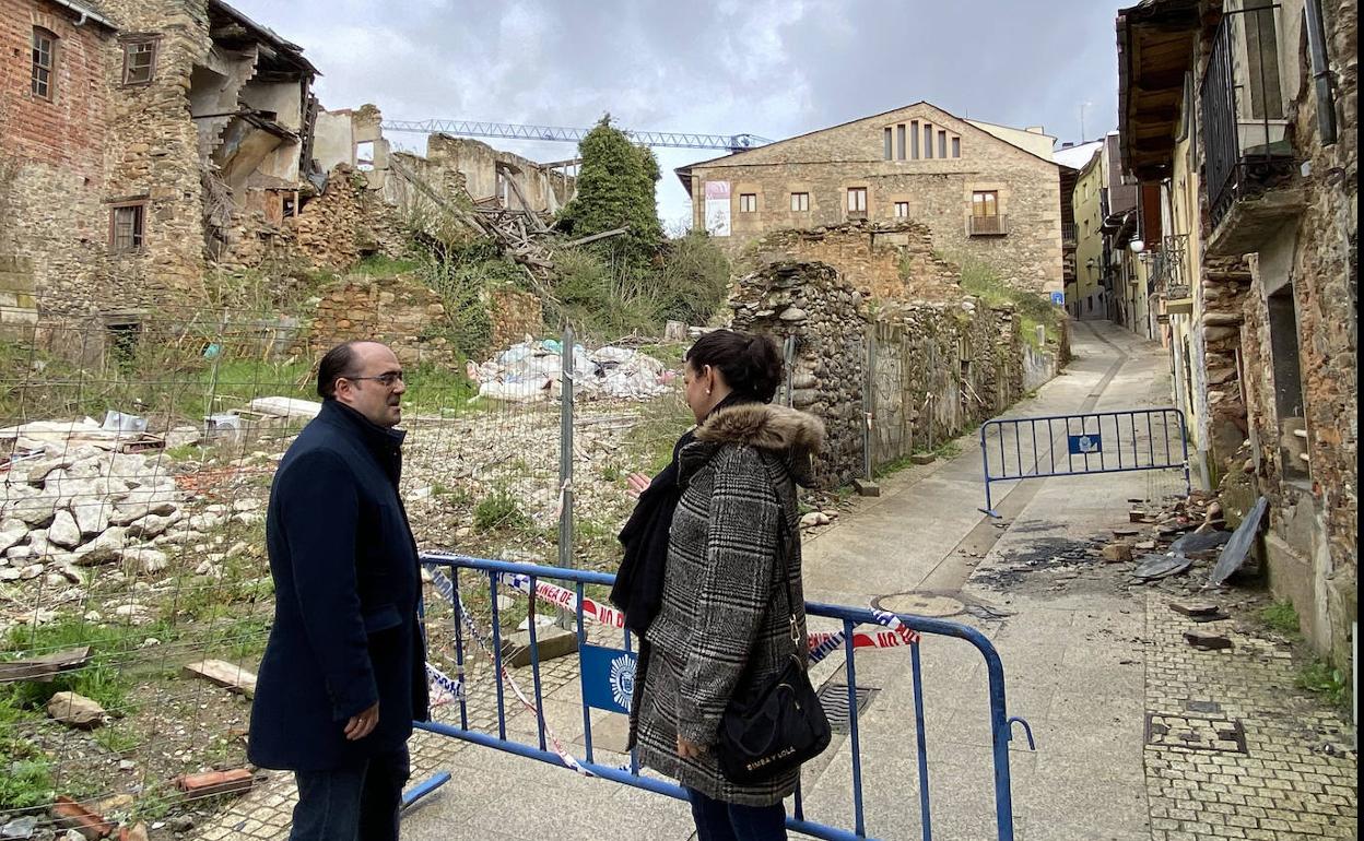 El portavoz municipal del PP, Marco Morala, junto a la concejala Lidia Coca, en la calle Comendador.