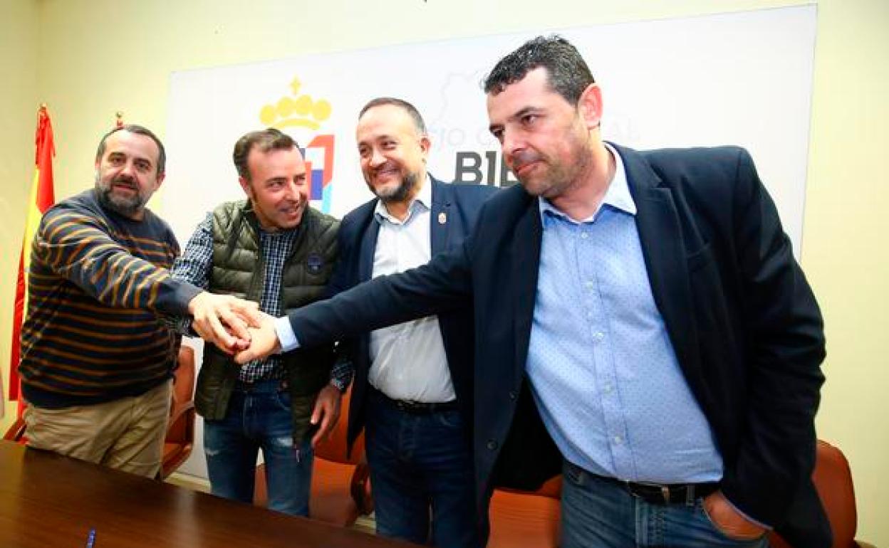 El secretario comarcal de CCOO, Ursicinio Sánchez; el secretario comarcal de UGT, Omar Rodríguez; el presidente del Consejo Comarcal del Bierzo, Gerardo Álvarez Courel; y el presidente de Fele Bierzo, Javier Morán, durante la firma del acuerdo.