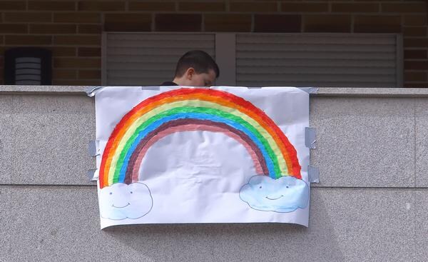 Fotos: Campaña Arco Iris de esperanza entre los niños ante el COVID-19 en los balcones de Ponferrada