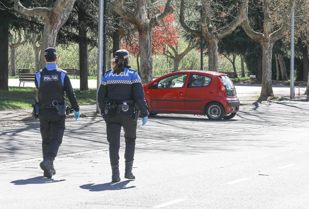Fotos: La Policía Local de Ponferrada advierte a los ciudadanos de la restricción del tránsito por las calles por el coronavirus