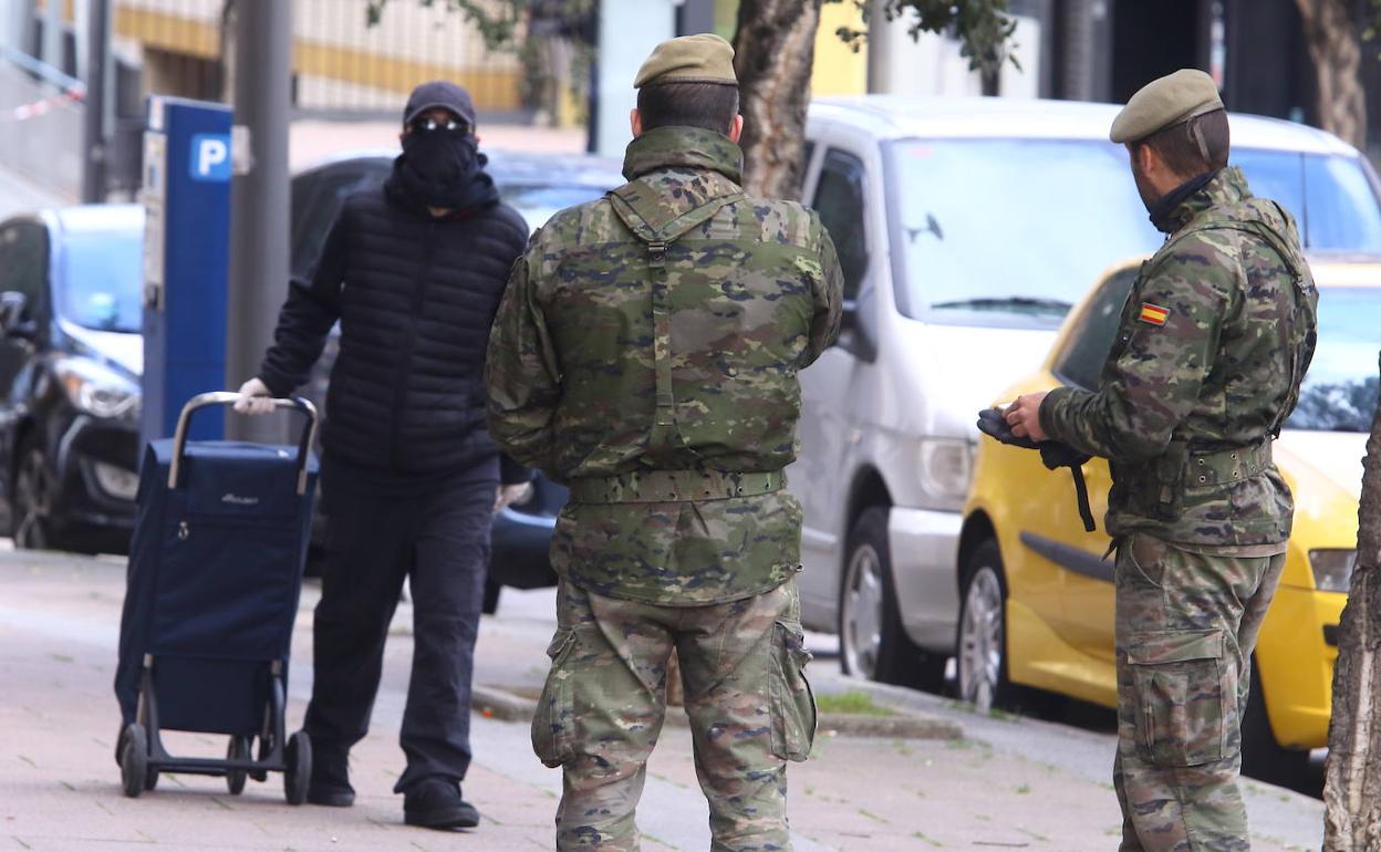 El Ejército de Tierra patrulla las calles de Ponferrada para hacer cumplir el confinamiento.