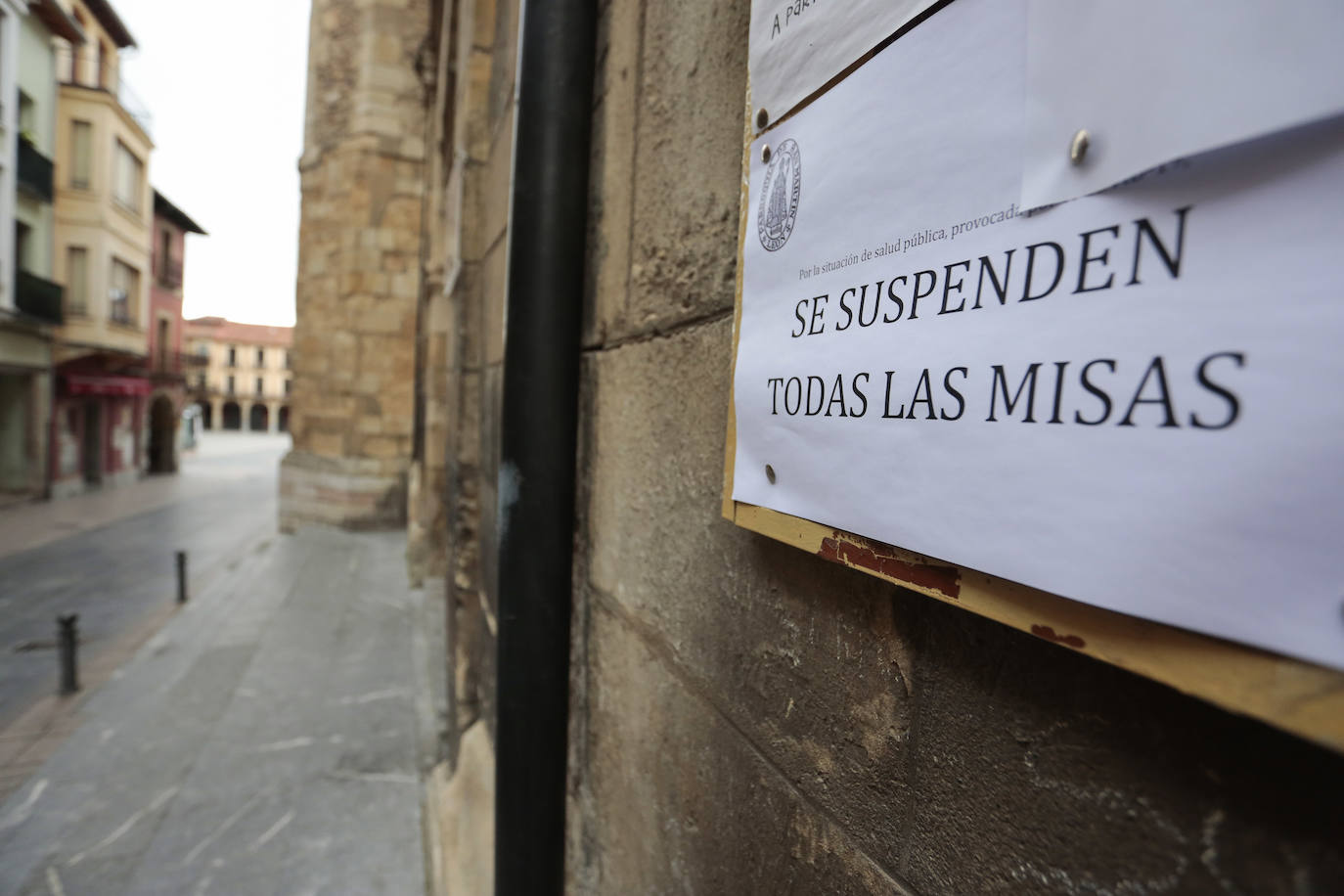 Estado de alarma en León. En la imagen, la Iglesia de San Martín cerrada al culto