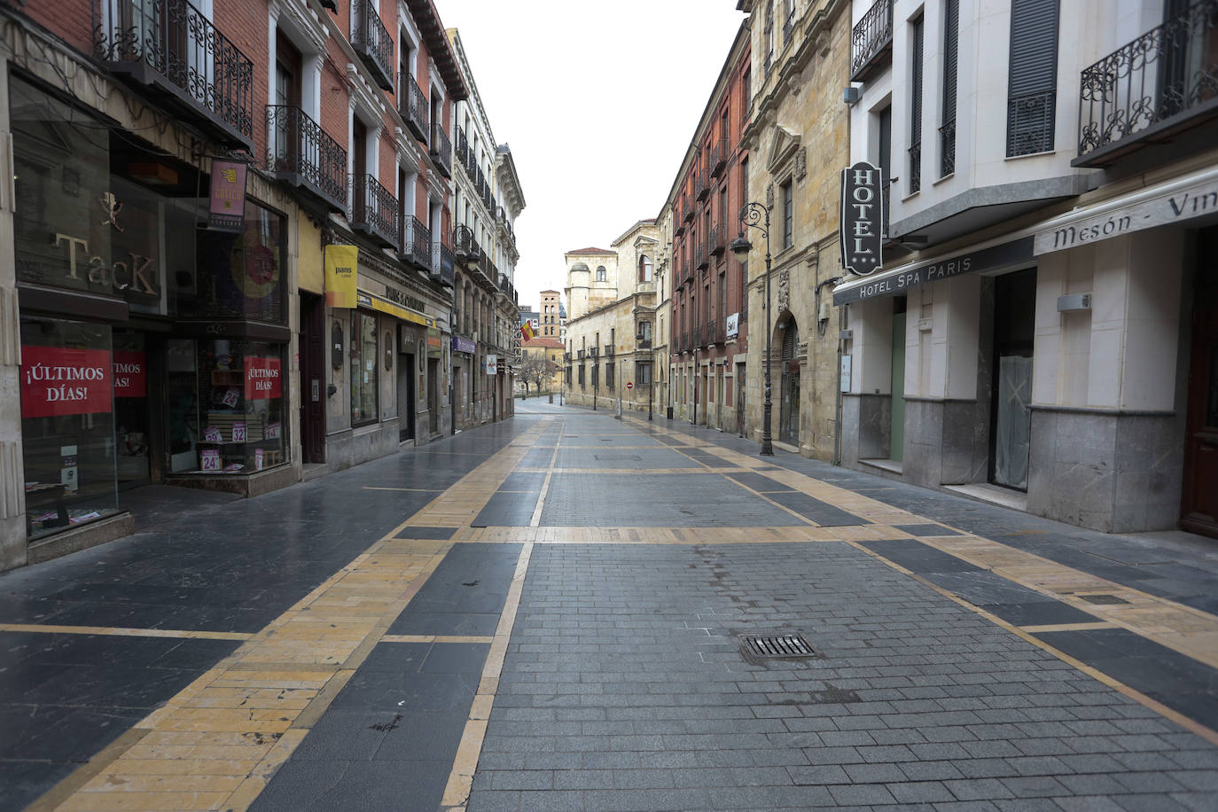 Estado de alarma en León. En la imagen, la calle Ancha completamente vacía