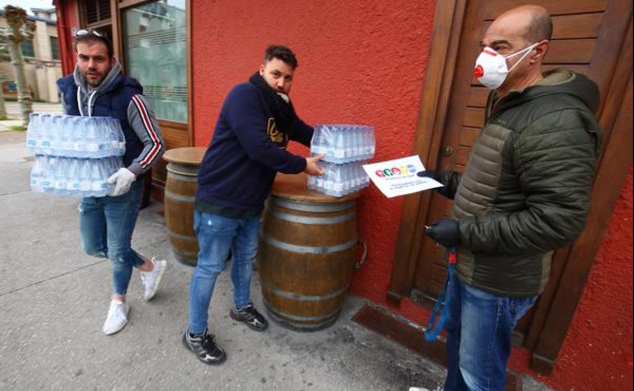 La Asociación Hostelería de León, recogió este lunes bebidas en los establecimientos de hostelería de Ponferrada y Bembibre para los sanitarios del Hospital del Bierzo.