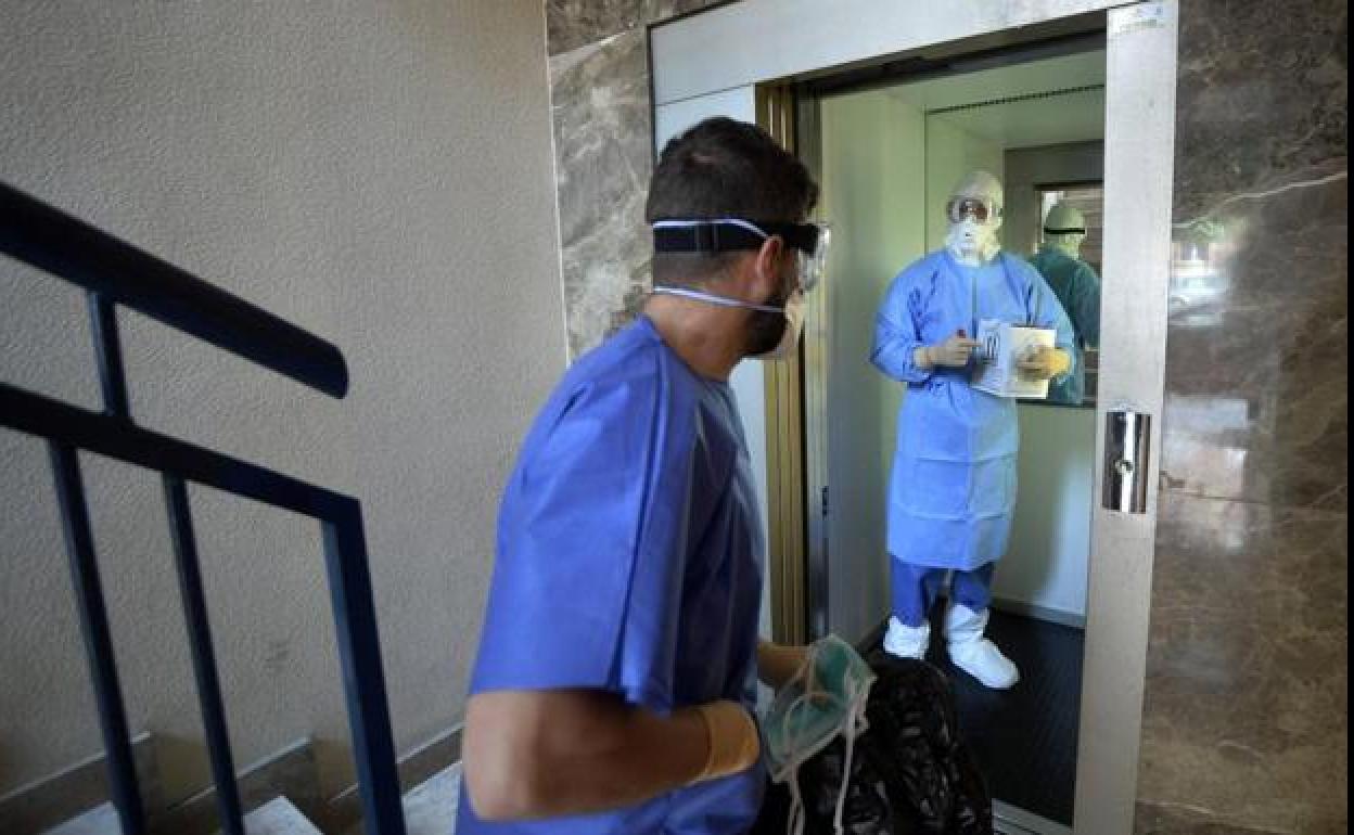 Toral de los Vados comienza la fabricación de batas para los sanitarios del Hospital del Bierzo