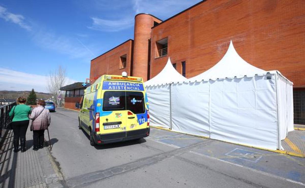 Carpas instaladas junto a las urgencias del hospital El Bierzo de Ponferrada, para la distribución de posibles pacientes con coronavirus.