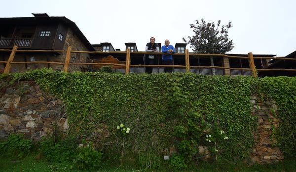 Fotos: Jose Luis Prada y Flor Bonet, en las instalaciones del Palacio de Canedo