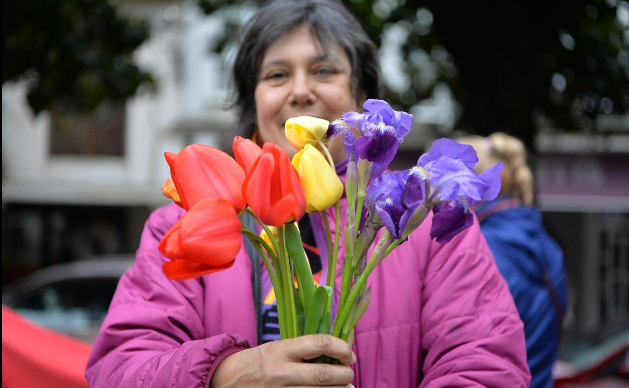 Una mujer muestra un ramo de flores con los colores de la bandera republicana.