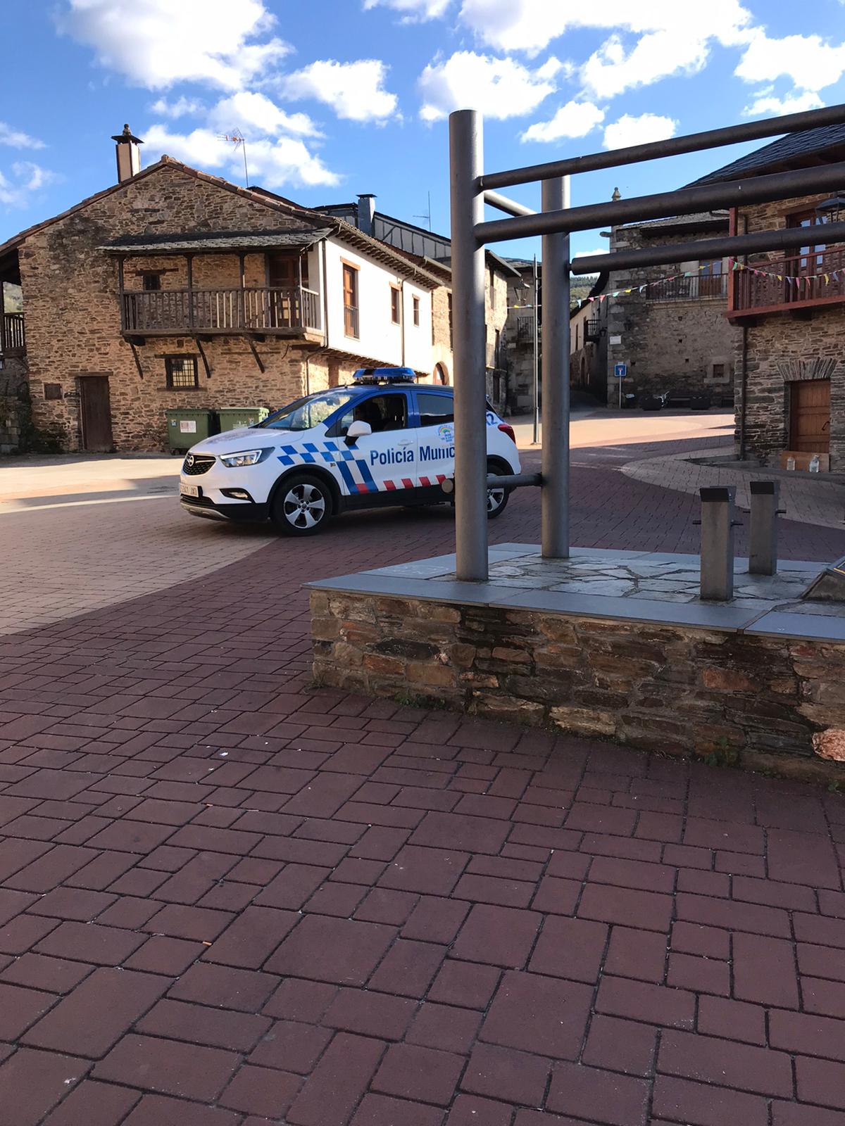 Fotos: La Policía Local 'carga' de ánimo a los pueblos de Ponferrada