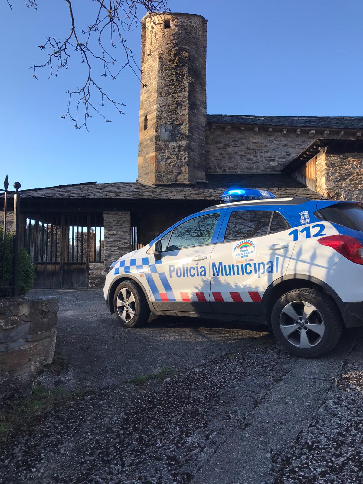 Fotos: La Policía Local 'carga' de ánimo a los pueblos de Ponferrada