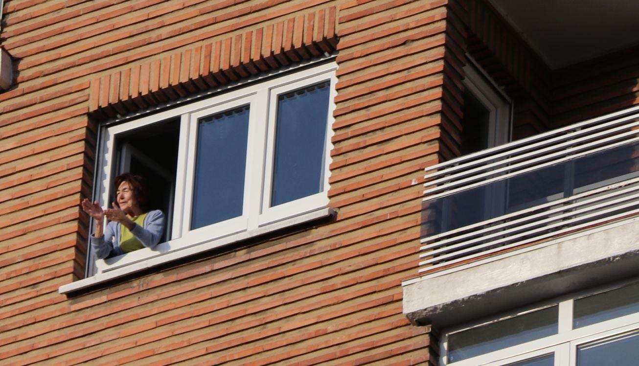 León resiste en el confinamiento y muestra su orgullo por el personal sanitario en la lucha contra el coronavirus COVID-19. En la jornada 37 los aplausos han vuelto a resonar en los balcones y en las ventanas.