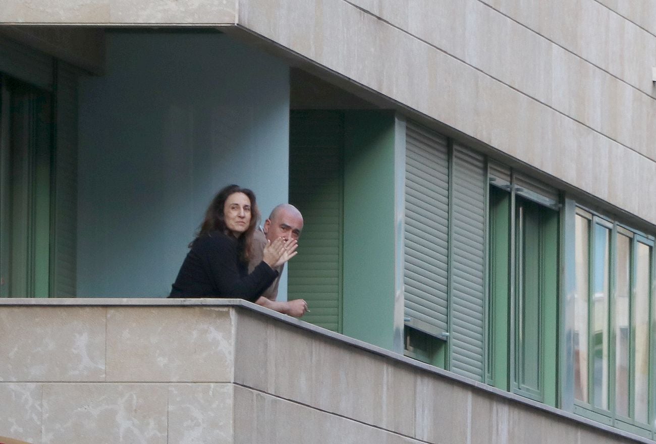 León resiste en el confinamiento y muestra su orgullo por el personal sanitario en la lucha contra el coronavirus COVID-19. En la jornada 37 los aplausos han vuelto a resonar en los balcones y en las ventanas.