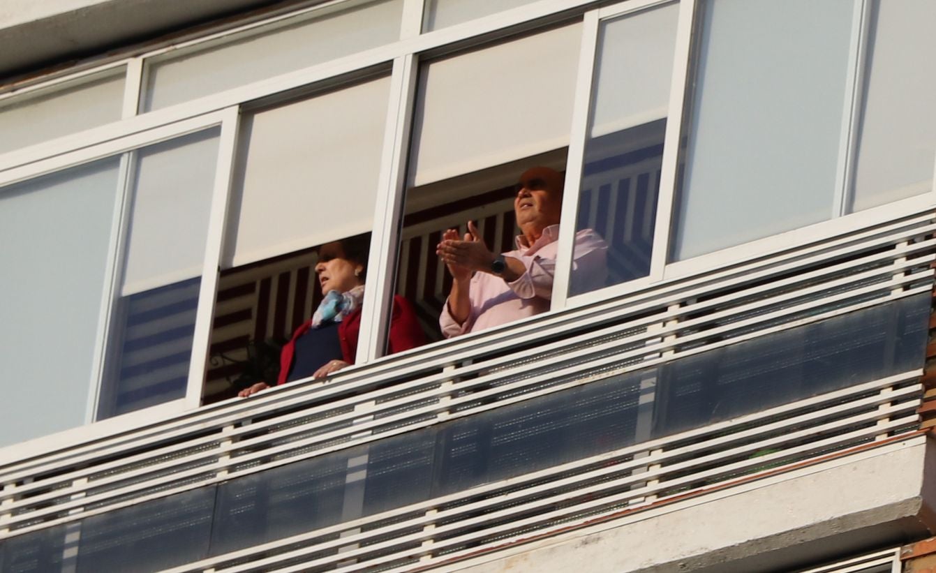 León resiste en el confinamiento y muestra su orgullo por el personal sanitario en la lucha contra el coronavirus COVID-19. En la jornada 37 los aplausos han vuelto a resonar en los balcones y en las ventanas.