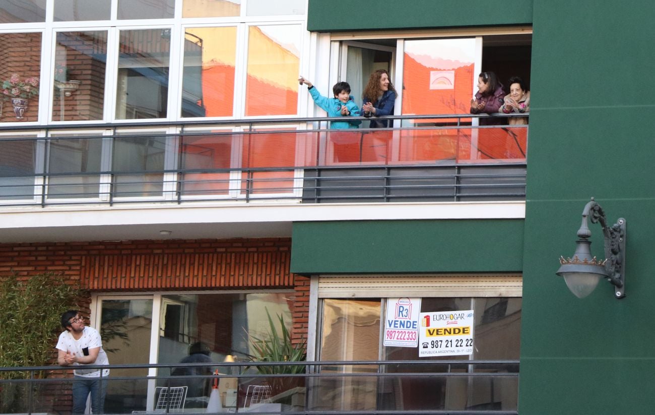 León resiste en el confinamiento y muestra su orgullo por el personal sanitario en la lucha contra el coronavirus COVID-19. En la jornada 37 los aplausos han vuelto a resonar en los balcones y en las ventanas.