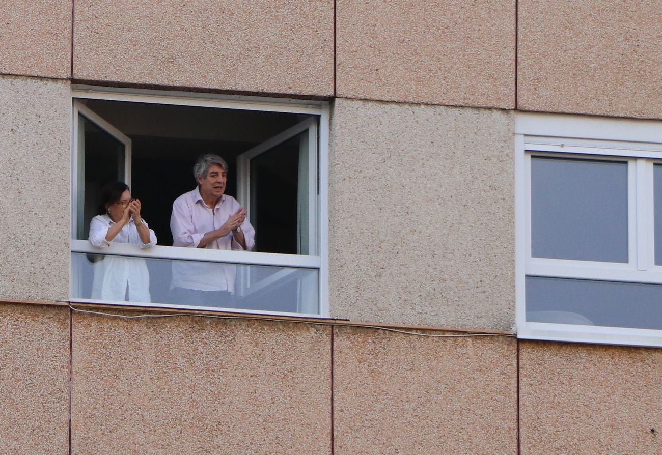 León resiste en el confinamiento y muestra su orgullo por el personal sanitario en la lucha contra el coronavirus COVID-19. En la jornada 37 los aplausos han vuelto a resonar en los balcones y en las ventanas.
